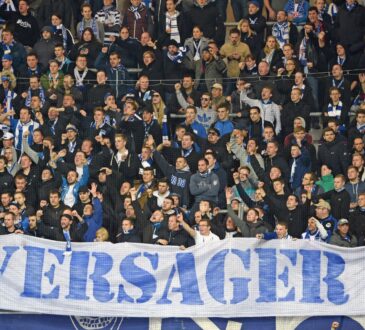 Fans von Hertha BSC zeigen ein Banner