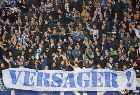 Fans von Hertha BSC zeigen ein Banner