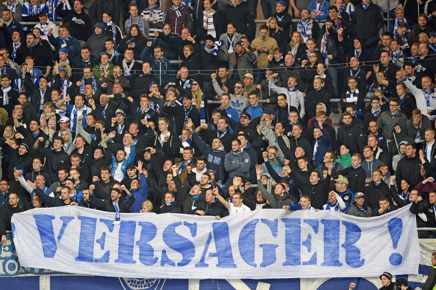 Fans von Hertha BSC zeigen ein Banner