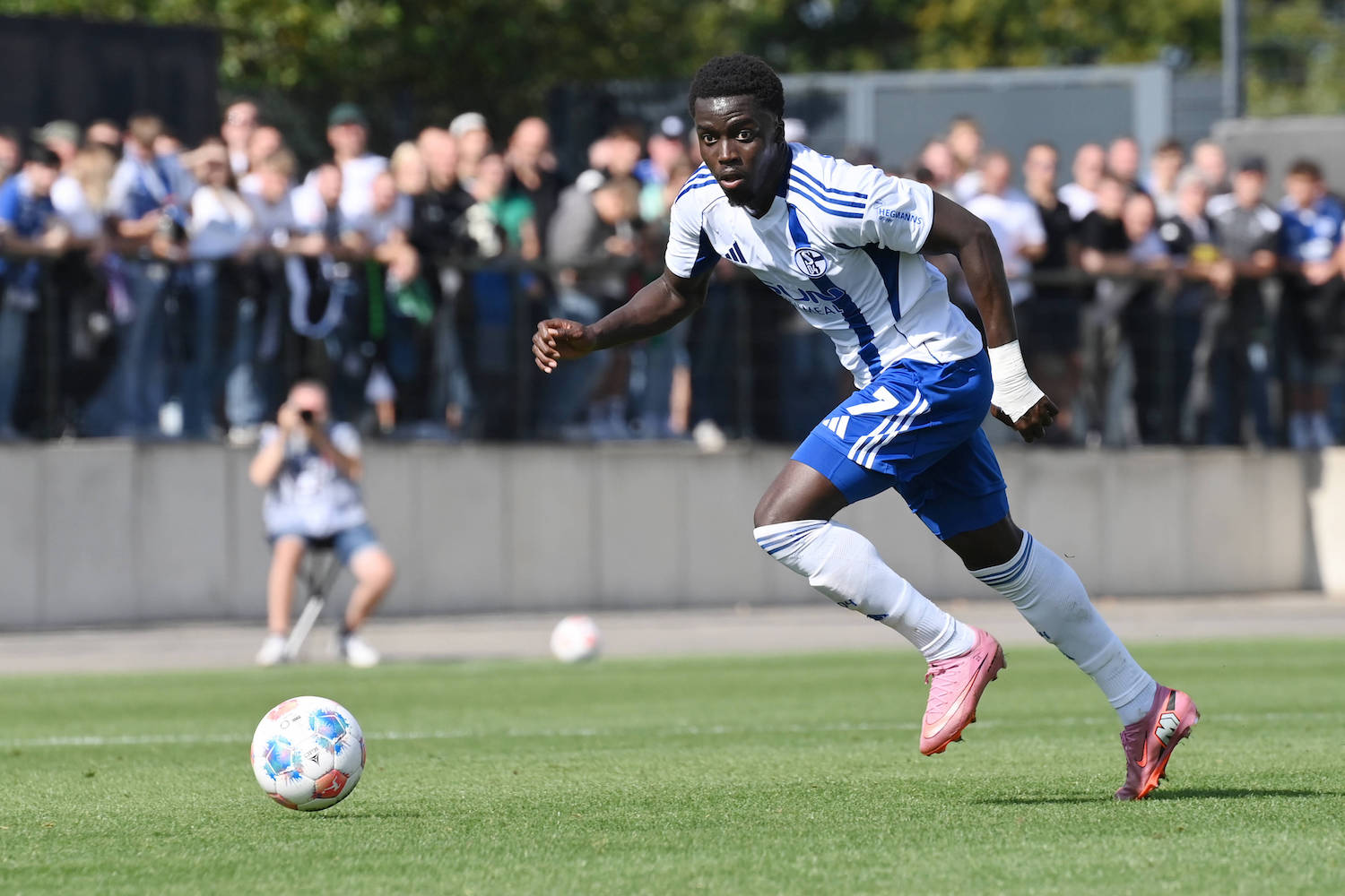 Christian Gomis FC Schalke 04 05.09.2025, Fussball, Testspiel, Borussia Mˆnchengladbach - FC Schalke 04 2:0 Moenchengladbach Fohlenstadion Nordrhein Westfalen Deutschland *** Christian Gomis FC Schalke 04 05 09 2025, Football, Test match, Borussia Mˆnchengladbach FC Schalke 04 2 0 Moenchengladbach Fohlenstadion Nordrhein Westfalen Germany Team2