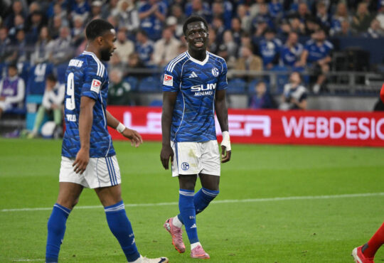 Moussa Sylla FC Schalke 04, Christian Gomis FC Schalke 04, v.li. 13.09.2025, Fussball 2. Bundesliga, Saison 2025/2026, 5. Spieltag, FC Schalke 04 - Holstein Kiel 0:1 DFL regulations prohibit any use of photographs as image sequences and/or quasi-video Gelsenkirchen Veltins Arena Nordrhein Westfalen Deutschland *** Moussa Sylla FC Schalke 04 , Christian Gomis FC Schalke 04 , v li 13 09 2025, Fuﬂball 2 Bundesliga, Saison 2025 2026, 5 Spieltag, FC Schalke 04 Holstein Kiel 0 1 DFL regulations prohibit any use of photographs as image sequences and or quasi video Gelsenkirchen Veltins Arena Nordrhein Westfalen Germany Team2