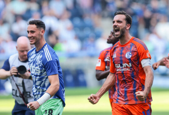 20.09.2025, Fussball, 2. Bundesliga, Saison 2025/2026, 1. FC Magdeburg - FC Schalke 04, v. l. Torwart Justin Heekeren FC Schalke 04, Kenan Karaman FC Schalke 04 freuen sich und jubeln, Magdeburg Avnet Arena Sachsen-Anhalt Deutschland xRHR-FOTO/YYx *** 20 09 2025, Football, 2 Bundesliga, Season 2025 2026, 1 FC Magdeburg FC Schalke 04, f l Goalkeeper Justin Heekeren FC Schalke 04 , Kenan Karaman FC Schalke 04 rejoice and cheer, Magdeburg Avnet Arena Sachsen Anhalt Germany xRHR PHOTO YYx Copyright: RHR-FOTOx RHR-FOTO/YY