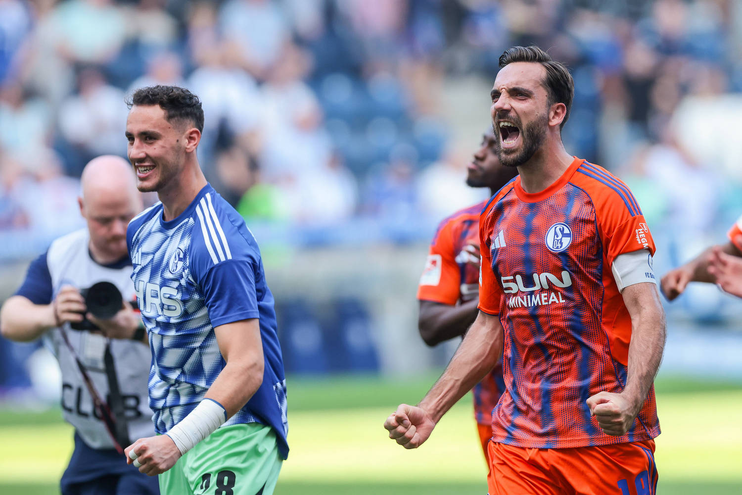 20.09.2025, Fussball, 2. Bundesliga, Saison 2025/2026, 1. FC Magdeburg - FC Schalke 04, v. l. Torwart Justin Heekeren FC Schalke 04, Kenan Karaman FC Schalke 04 freuen sich und jubeln, Magdeburg Avnet Arena Sachsen-Anhalt Deutschland xRHR-FOTO/YYx *** 20 09 2025, Football, 2 Bundesliga, Season 2025 2026, 1 FC Magdeburg FC Schalke 04, f l Goalkeeper Justin Heekeren FC Schalke 04 , Kenan Karaman FC Schalke 04 rejoice and cheer, Magdeburg Avnet Arena Sachsen Anhalt Germany xRHR PHOTO YYx Copyright: RHR-FOTOx RHR-FOTO/YY