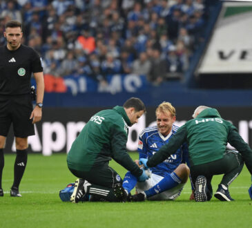 Verletzung Timo Becker FC Schalke 04 26.09.2025, Fussball 2. Bundesliga, Saison 2025/2026, 7. Spieltag, FC Schalke 04 - SpVgg Greuther F¸rth 1:0 DFL regulations prohibit any use of photographs as image sequences and/or quasi-video Gelsenkirchen Veltins Arena Nordrhein Westfalen Deutschland *** Injury Timo Becker FC Schalke 04 26 09 2025, Soccer 2 Bundesliga, Season 2025 2026, 7 Matchday, FC Schalke 04 SpVgg Greuther F¸rth 1 0 DFL regulations prohibit any use of photographs as image sequences and or quasi video Gelsenkirchen Veltins Arena Nordrhein Westfalen Germany Team2
