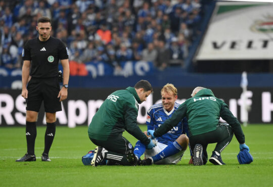 Verletzung Timo Becker FC Schalke 04 26.09.2025, Fussball 2. Bundesliga, Saison 2025/2026, 7. Spieltag, FC Schalke 04 - SpVgg Greuther F¸rth 1:0 DFL regulations prohibit any use of photographs as image sequences and/or quasi-video Gelsenkirchen Veltins Arena Nordrhein Westfalen Deutschland *** Injury Timo Becker FC Schalke 04 26 09 2025, Soccer 2 Bundesliga, Season 2025 2026, 7 Matchday, FC Schalke 04 SpVgg Greuther F¸rth 1 0 DFL regulations prohibit any use of photographs as image sequences and or quasi video Gelsenkirchen Veltins Arena Nordrhein Westfalen Germany Team2