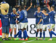 2. Bundesliga - FC Schalke 04 - SpVgg Greuther Fürth am 25.09.2025 in der Veltins-Arena auf Schalke Jubel, Torjubel, Torschuetze, Torschütze Finn Porath Schalke 27 jubelt nach seinem Tor zum 1 zu 0 mit der Mannschaft und mit Maskottchen Erwin
