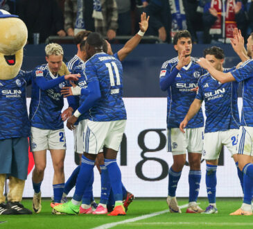 2. Bundesliga - FC Schalke 04 - SpVgg Greuther Fürth am 25.09.2025 in der Veltins-Arena auf Schalke Jubel, Torjubel, Torschuetze, Torschütze Finn Porath Schalke 27 jubelt nach seinem Tor zum 1 zu 0 mit der Mannschaft und mit Maskottchen Erwin