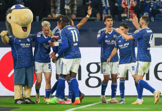 2. Bundesliga - FC Schalke 04 - SpVgg Greuther Fürth am 25.09.2025 in der Veltins-Arena auf Schalke Jubel, Torjubel, Torschuetze, Torschütze Finn Porath Schalke 27 jubelt nach seinem Tor zum 1 zu 0 mit der Mannschaft und mit Maskottchen Erwin