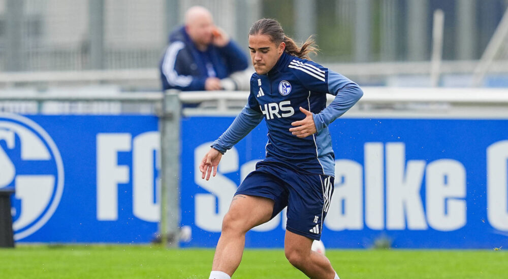 08.10.2025, xydrx, Fuﬂball, ÷ffentliches Training FC Schalke 04: Mauro Zalazar FC Schalke 04 16 Nordrhein-Westfahlen Deutschland *** 08 10 2025, xydrx, Football, Public training FC Schalke 04 Mauro Zalazar FC Schalke 04 16 North Rhine-Westphalia Germany