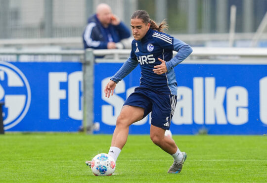 08.10.2025, xydrx, Fuﬂball, ÷ffentliches Training FC Schalke 04: Mauro Zalazar FC Schalke 04 16 Nordrhein-Westfahlen Deutschland *** 08 10 2025, xydrx, Football, Public training FC Schalke 04 Mauro Zalazar FC Schalke 04 16 North Rhine-Westphalia Germany