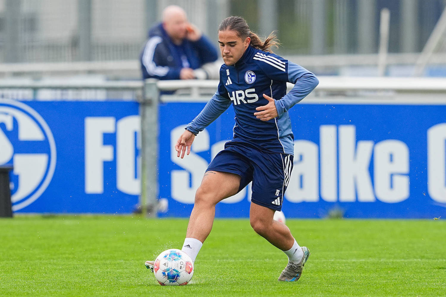 08.10.2025, xydrx, Fuflball, ÷ffentliches Training FC Schalke 04: Mauro Zalazar FC Schalke 04 16 Nordrhein-Westfahlen Deutschland *** 08 10 2025, xydrx, Football, Public training FC Schalke 04 Mauro Zalazar FC Schalke 04 16 North Rhine-Westphalia Germany