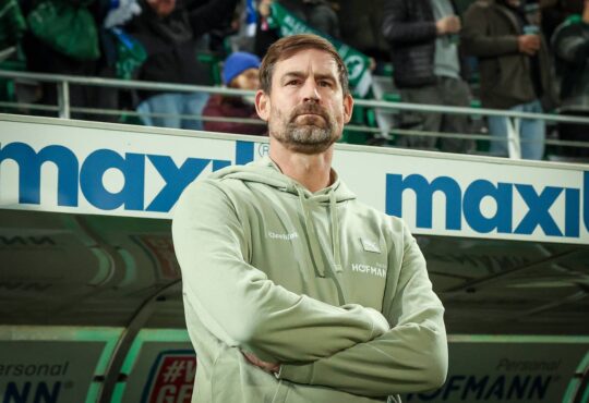 Cheftrainer Thomas Kleine Spvgg Greuther Fuerth, SpVgg Greuther Fuerth vs. Karlsruher SC, Fussball, Maenner, DFL, 2. Bundesliga, Saison 2025/2026, Sportpark Ronhof Thomas Sommer, 10. Spieltag, 24.10.2025 Fuerth Bayern Deutschland *** Head coach Thomas Kleine Spvgg Greuther Fuerth , SpVgg Greuther Fuerth vs Karlsruher SC, Football, Men, DFL, 2 Bundesliga, Season 2025 2026, Sportpark Ronhof Thomas Sommer, 10 Matchday, 24 10 2025 Fuerth Bayern Germany Copyright: xkolbert-press/MartinxAg¸erax