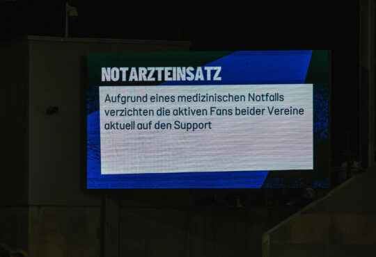 Fussball DFB Pokal 2.Runde, SV Darmstadt 98 - FC Schalke 04 v.l. Durchsage eines medizinischen Notfall im Stadion