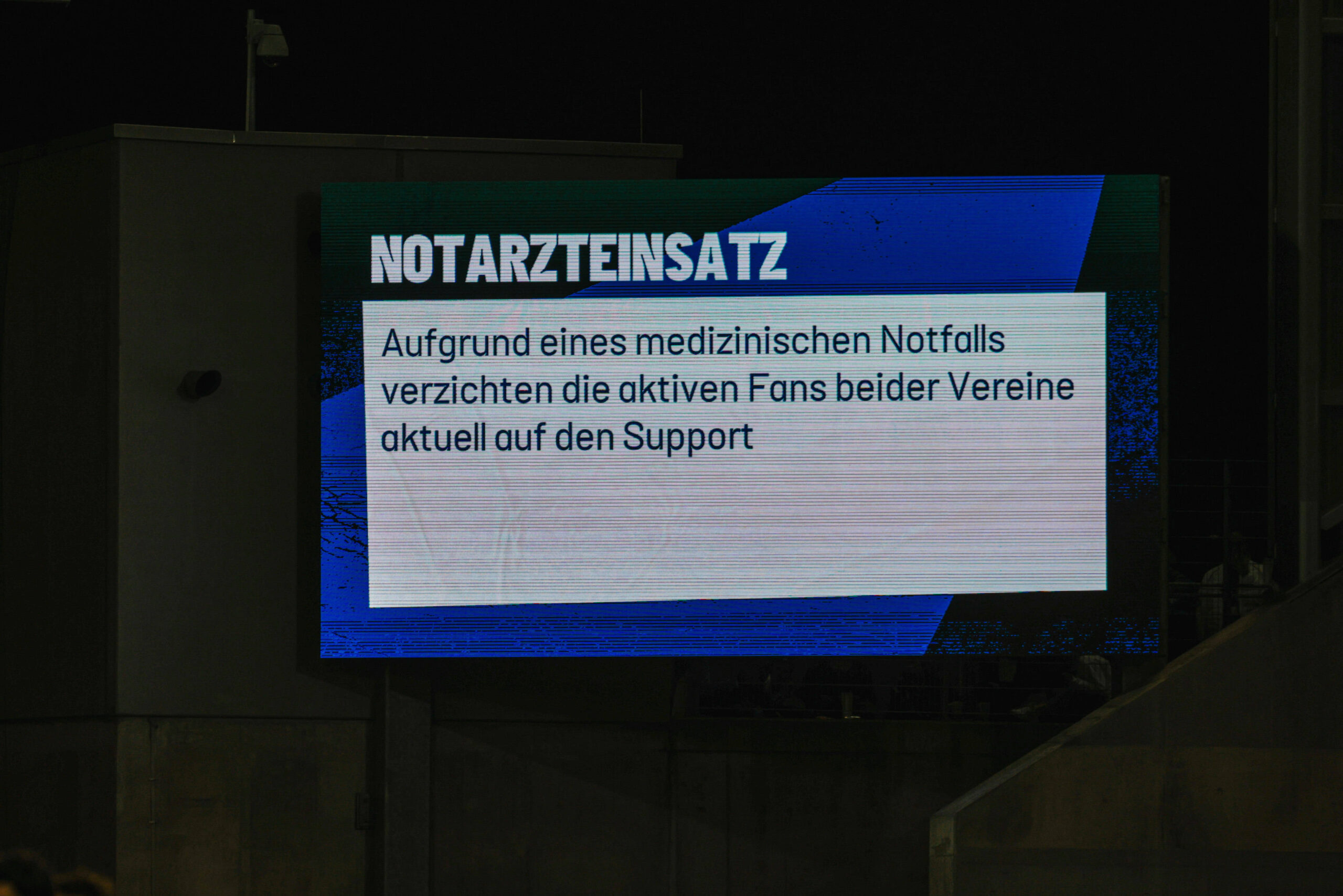 Fussball DFB Pokal 2.Runde, SV Darmstadt 98 - FC Schalke 04 v.l. Durchsage eines medizinischen Notfall im Stadion
