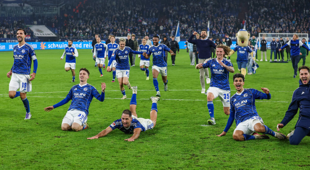 Jubel und Freude über den Sieg bei der Mannschaft von Schalke 04 , hier mit Kenan Karaman Schalke 19 , Vitalie Becker Schalke 33 , Nikola Katic Schalke 25 , Mertcan Ayhan Schalke 43