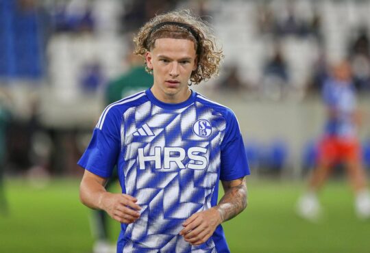 Darmstadt, Hessen, Deutschland, 29.10.2025: Merck-Stadion am Bˆllenfalltor: DFB-Pokal 2025/2026: Darmstadt 98 - Schalke 04: Mika Wallentowitz 35, FC Schalke 04 *** Darmstadt, Hesse, Germany, 29 10 2025 Merck Stadion am Bˆllenfalltor DFB Pokal 2025 2026 Darmstadt 98 Schalke 04 Mika Wallentowitz 35, FC Schalke 04 Copyright: xdtsxNachrichtenagenturx dts_91412