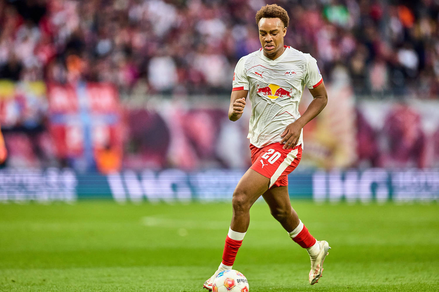 01.11.2025, Fuﬂball, M‰nner, Bundesliga, 2025 2026, RB Leipzig - VfB Stuttgart Assan Ouedraogo 20, RB Leipzig, Freisteller, Aktion, mit Ball, im Dribbling Leipzig Red Bull Arena Sachsen Deutschland *** 01 11 2025, Football, Men, Bundesliga, 2025 2026, RB Leipzig VfB Stuttgart Assan Ouedraogo 20, RB Leipzig , free position, action, with ball, dribbling Leipzig Red Bull Arena Saxony Germany