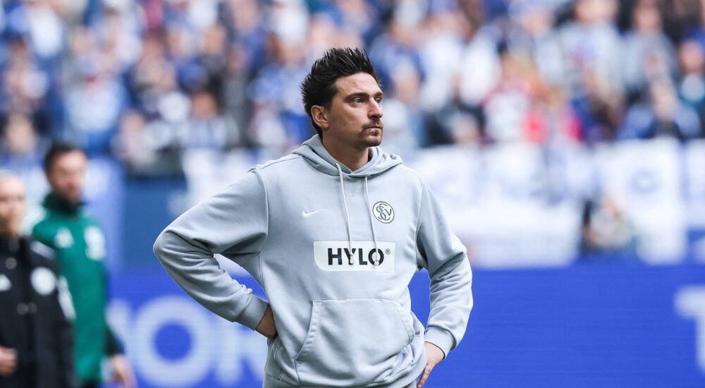 Fussball, 2. Bundesliga Saison 2025/2026 12. Spieltag FC Schalke 04 - SV Elversberg 08.11.2025, VELTINS-Arena Vincent Wagner Trainer SV Elversberg Gelsenkirchen VELTINS-Arena Nordrhein-Westfalen Deutschland *** Sport, Football, 2 Bundesliga Season 2025 2026 12 Matchday FC Schalke 04 SV Elversberg 08 11 2025, VELTINS Arena Vincent Wagner Coach SV Elversberg Gelsenkirchen VELTINS Arena Nordrhein Westfalen Germany