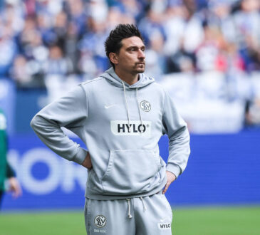 Fussball, 2. Bundesliga Saison 2025/2026 12. Spieltag FC Schalke 04 - SV Elversberg 08.11.2025, VELTINS-Arena Vincent Wagner Trainer SV Elversberg Gelsenkirchen VELTINS-Arena Nordrhein-Westfalen Deutschland *** Sport, Football, 2 Bundesliga Season 2025 2026 12 Matchday FC Schalke 04 SV Elversberg 08 11 2025, VELTINS Arena Vincent Wagner Coach SV Elversberg Gelsenkirchen VELTINS Arena Nordrhein Westfalen Germany