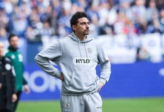 Fussball, 2. Bundesliga Saison 2025/2026 12. Spieltag FC Schalke 04 - SV Elversberg 08.11.2025, VELTINS-Arena Vincent Wagner Trainer SV Elversberg Gelsenkirchen VELTINS-Arena Nordrhein-Westfalen Deutschland *** Sport, Football, 2 Bundesliga Season 2025 2026 12 Matchday FC Schalke 04 SV Elversberg 08 11 2025, VELTINS Arena Vincent Wagner Coach SV Elversberg Gelsenkirchen VELTINS Arena Nordrhein Westfalen Germany