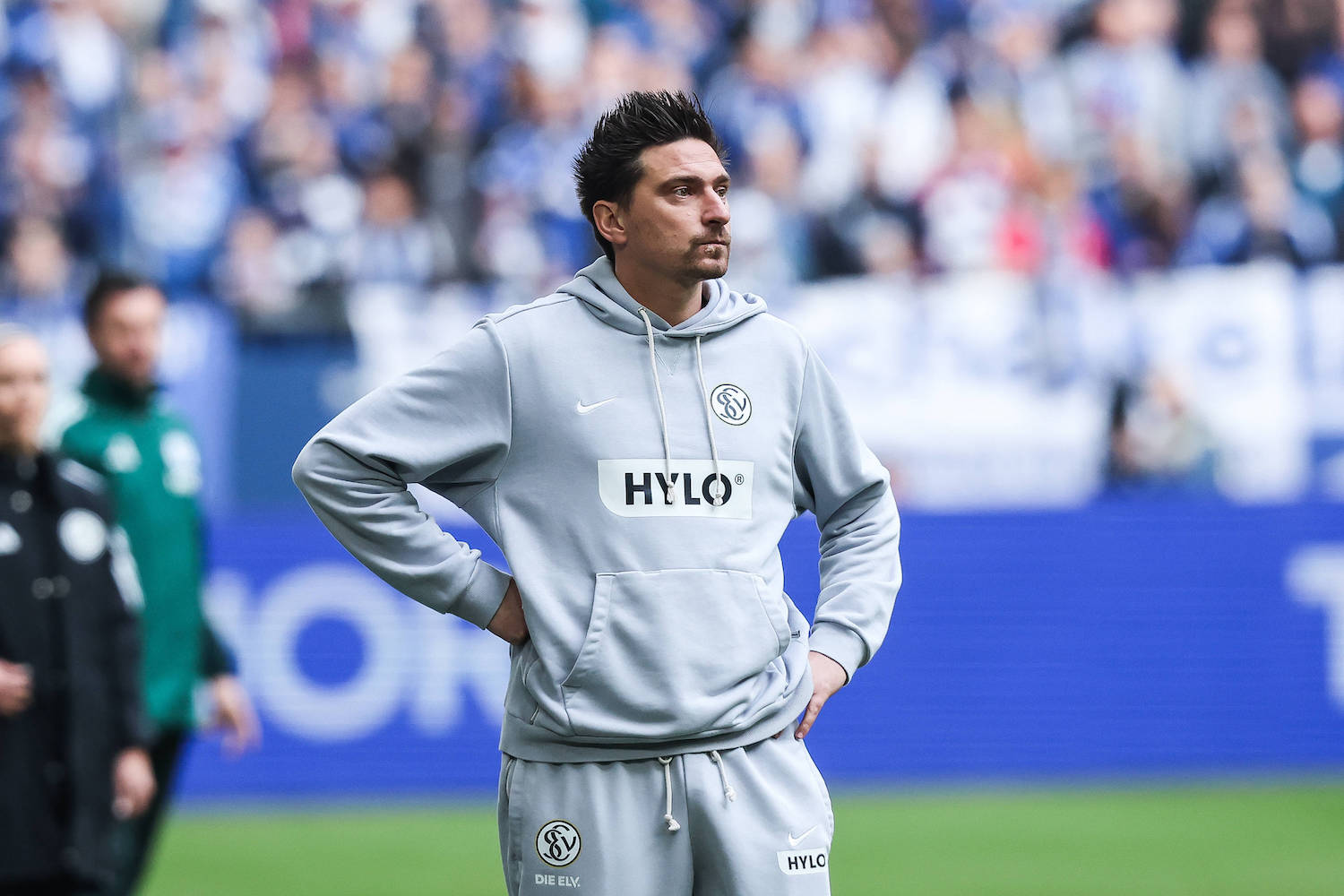 Fussball, 2. Bundesliga Saison 2025/2026 12. Spieltag FC Schalke 04 - SV Elversberg 08.11.2025, VELTINS-Arena Vincent Wagner Trainer SV Elversberg Gelsenkirchen VELTINS-Arena Nordrhein-Westfalen Deutschland *** Sport, Football, 2 Bundesliga Season 2025 2026 12 Matchday FC Schalke 04 SV Elversberg 08 11 2025, VELTINS Arena Vincent Wagner Coach SV Elversberg Gelsenkirchen VELTINS Arena Nordrhein Westfalen Germany