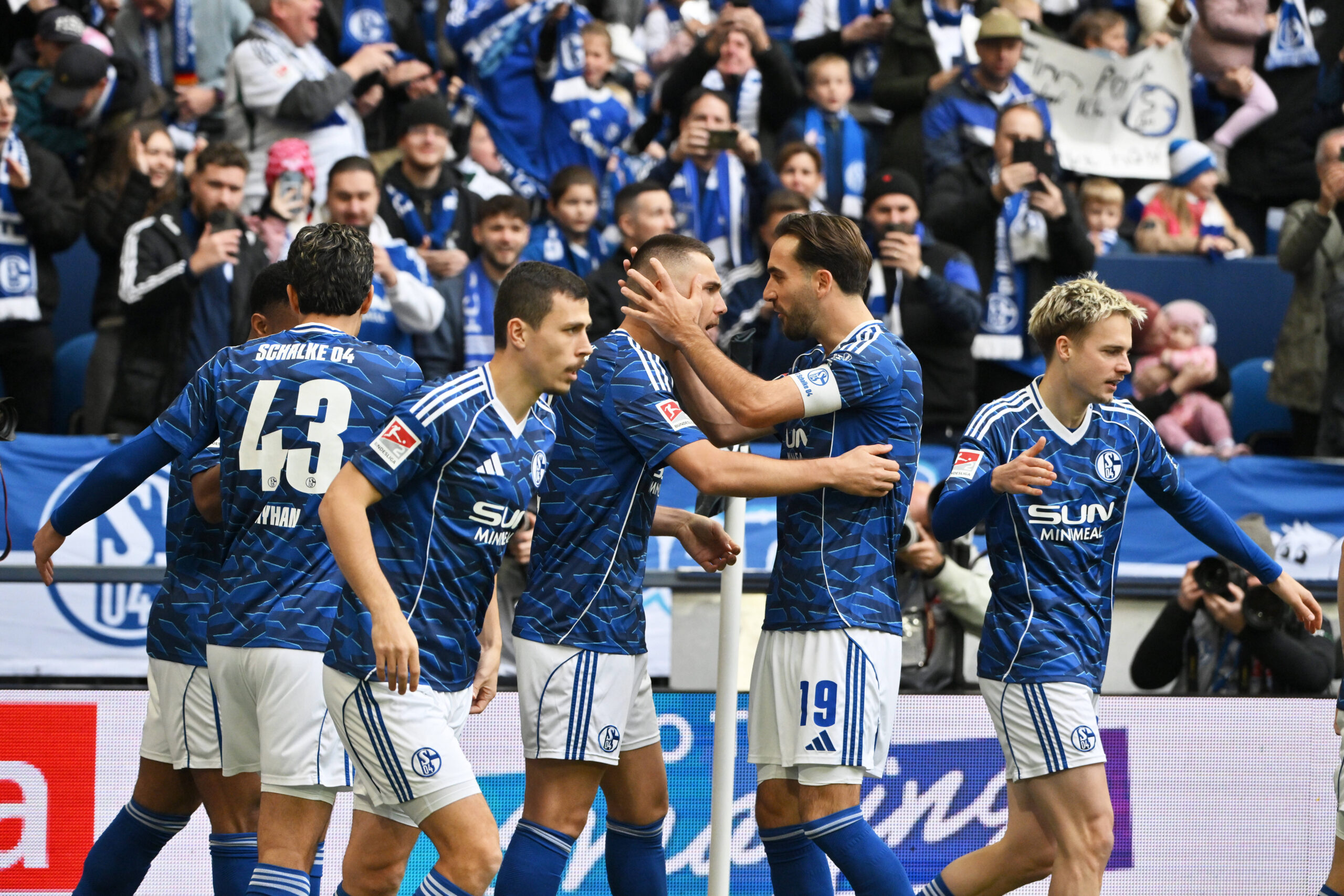 Jubel 1:0, v.re., Finn Porath FC Schalke 04, Kenan Karaman FC Schalke 04, Hasan Kurucay FC Schalke 04, Hasan Kurucay, Ron Schallenberg FC Schalke 04, Mertcan Ayhan Schalke 04