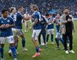 Trainer Miron Muslic FC Schalke 04, re., feiert mit seinen Spielern den Sieg
