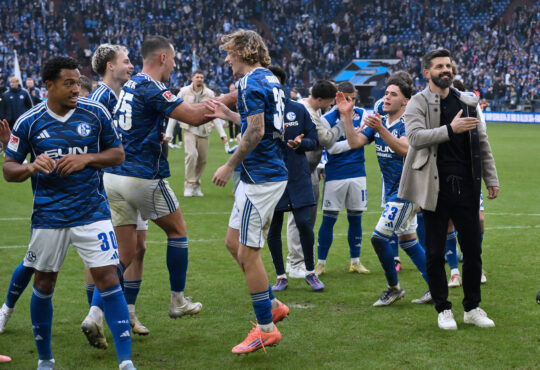Trainer Miron Muslic FC Schalke 04, re., feiert mit seinen Spielern den Sieg
