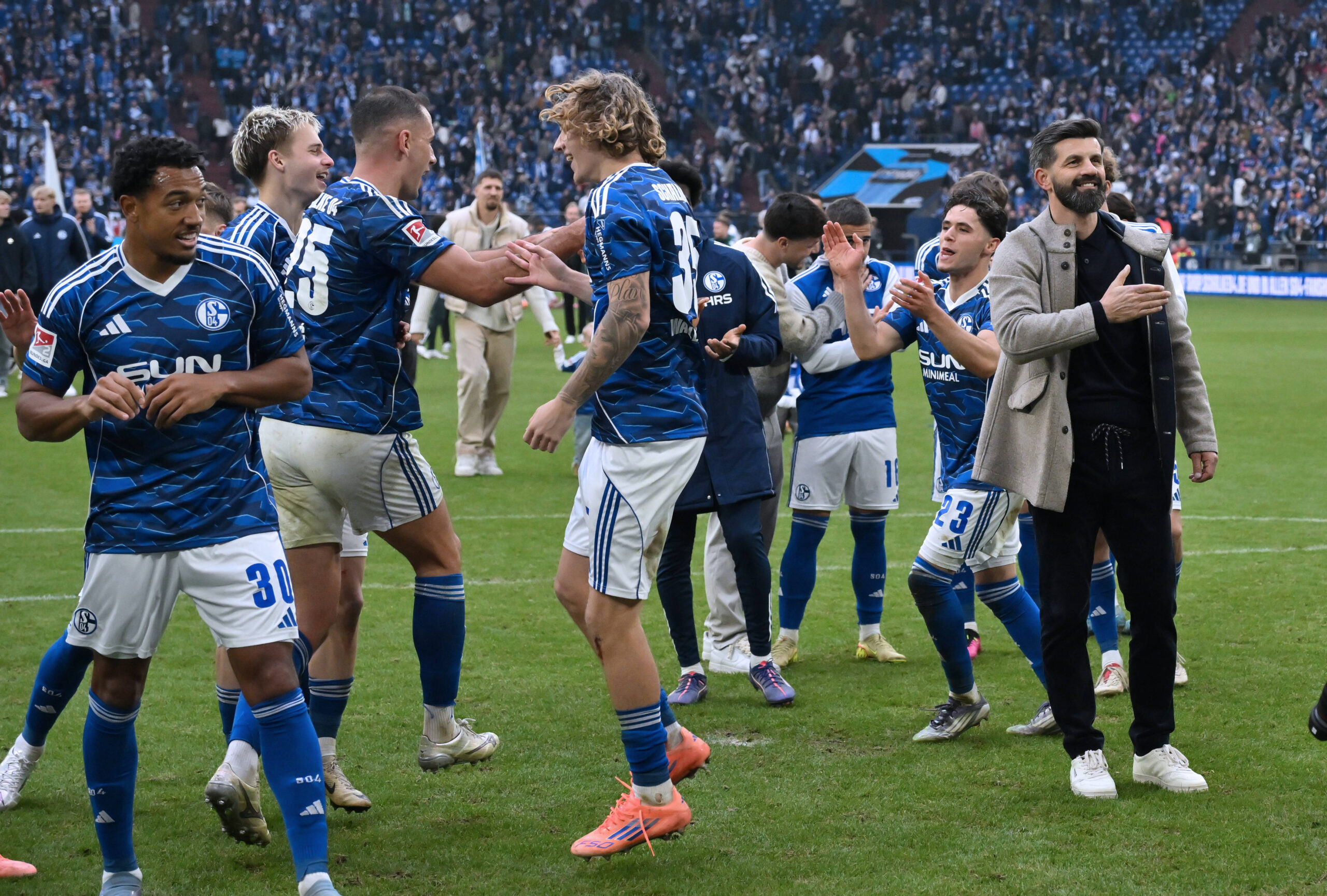 Trainer Miron Muslic FC Schalke 04, re., feiert mit seinen Spielern den Sieg