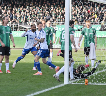 Der Treffer von Mika Tom Wallentowitz FC Schalke 04 wird wegen Torwartbehinderung nicht anerkannt