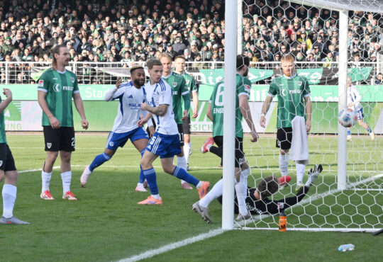 Der Treffer von Mika Tom Wallentowitz FC Schalke 04 wird wegen Torwartbehinderung nicht anerkannt