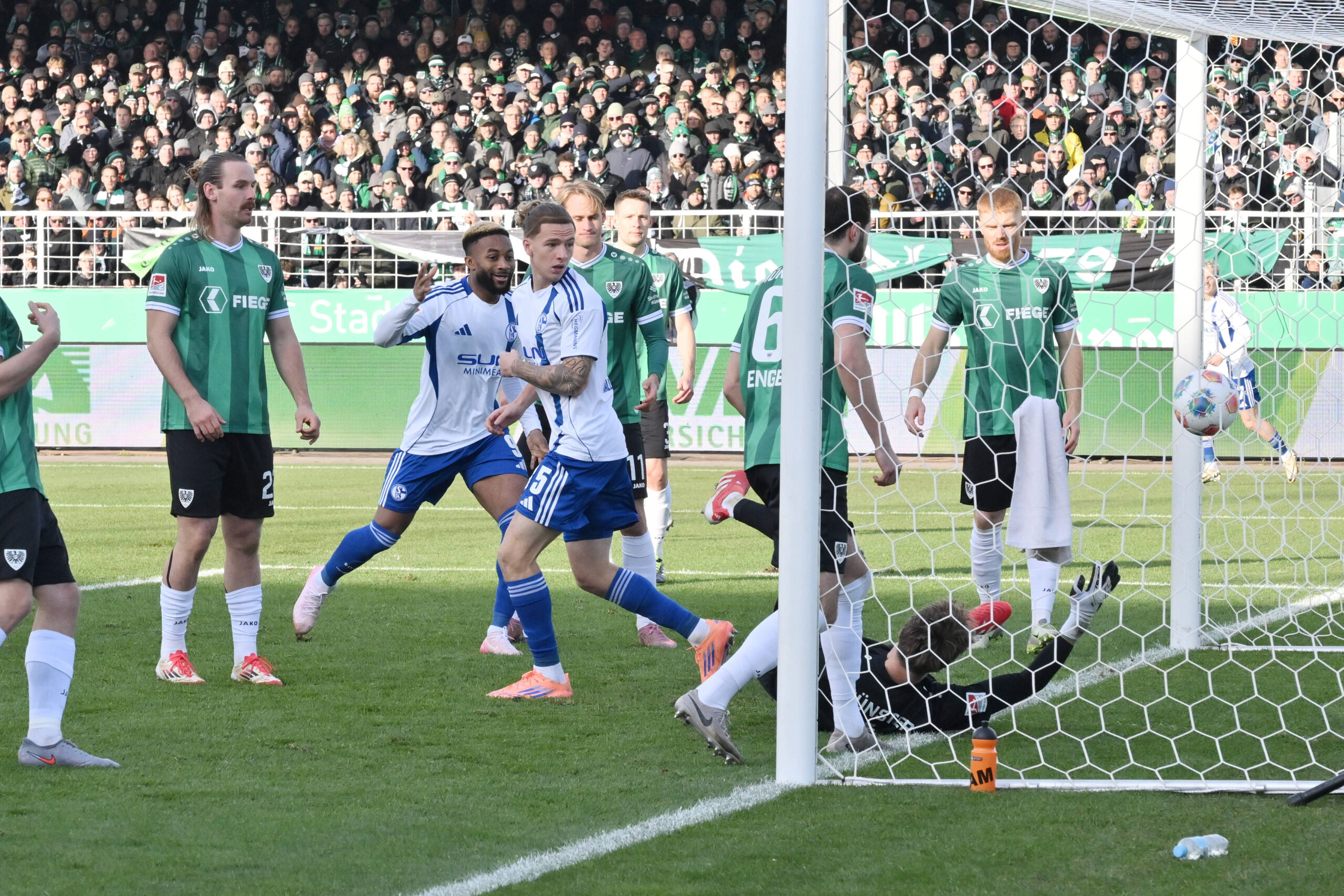 Der Treffer von Mika Tom Wallentowitz FC Schalke 04 wird wegen Torwartbehinderung nicht anerkannt