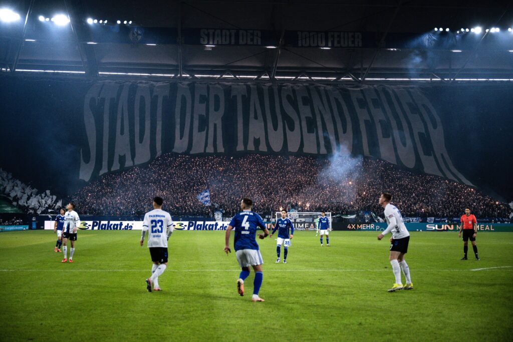 Beeindruckende-Choreo-Schalke-Fans-begeistern-zum-Jubil-um