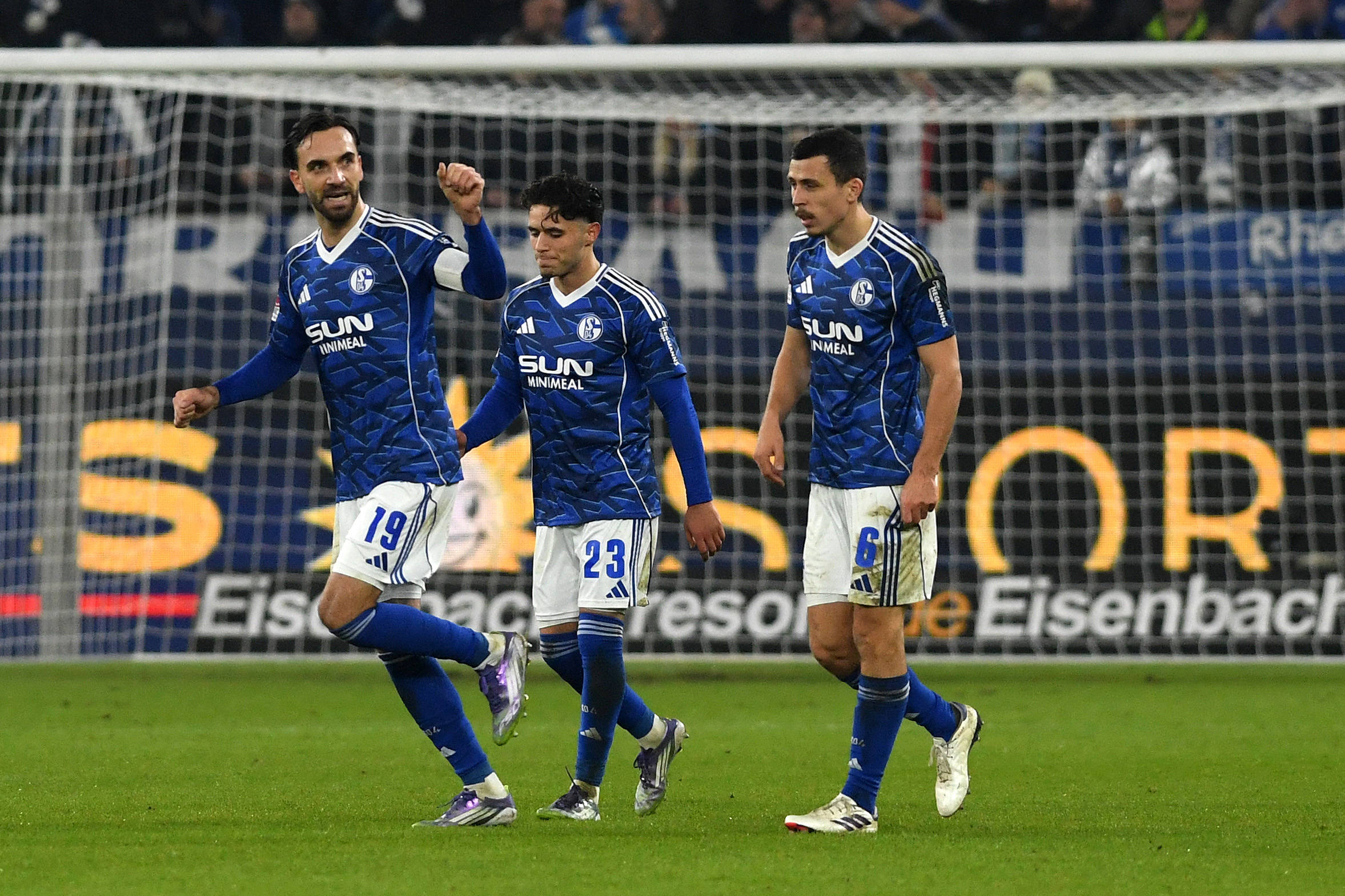 Nach-Gala-gegen-Paderborn-S04-Legende-schw-rmt-von-Schalke-Star