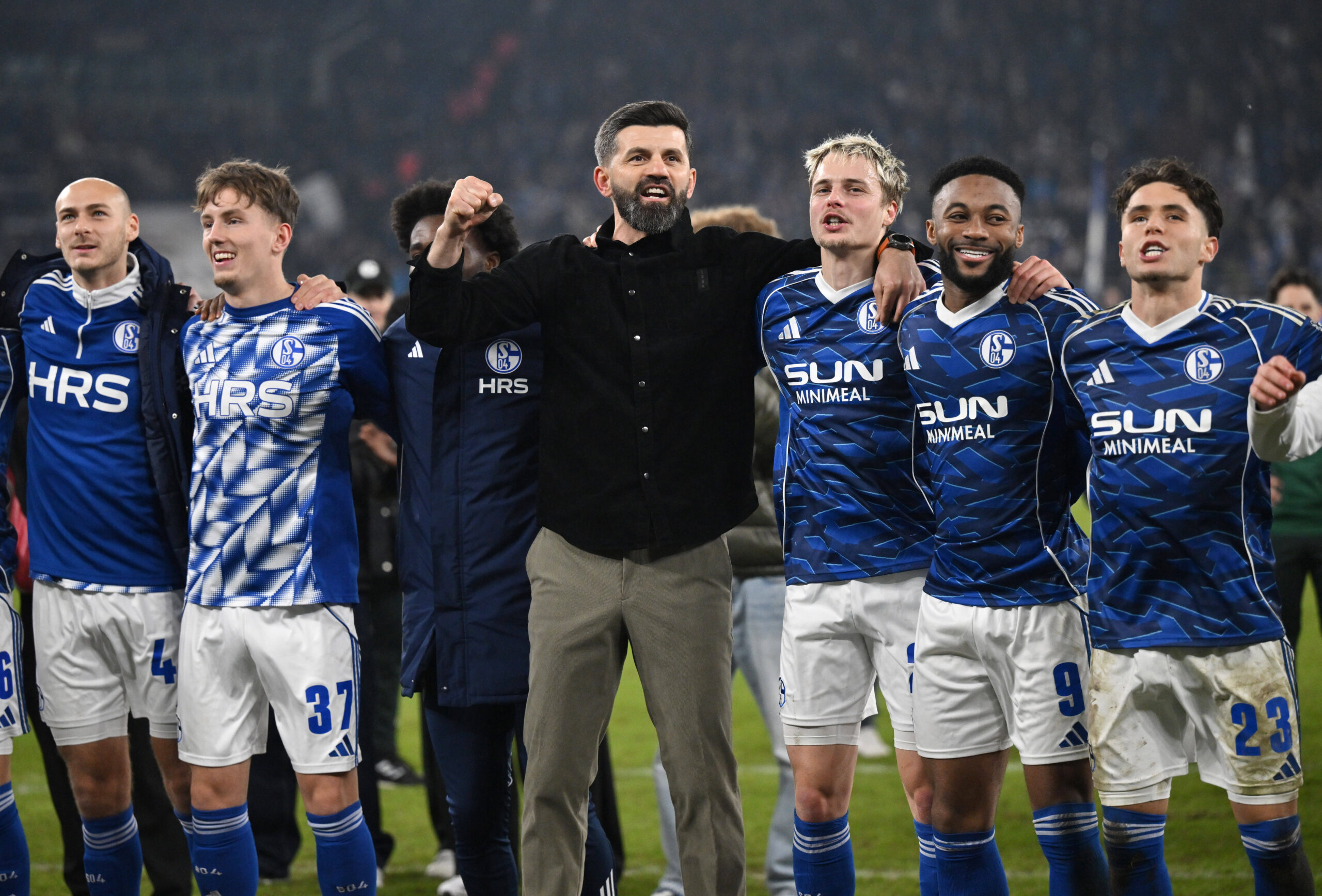 Trainer Miron Muslic FC Schalke 04, mi., feiert mit seinen Spielern, v.re., Soufiane El-Faouzi Schalke 04, Moussa Sylla FC Schalke 04, Finn Porath FC Schalke 04, Max Grüger FC Schalke 04, Henning Matriciani FC Schalke 04 28.11.2025, Fussball 2. Bundesliga, Saison 2025/2026, 14. Spieltag, FC Schalke 04 - SC Paderborn 2:1 DFL regulations prohibit any use of photographs as image sequences and/or quasi-video Gelsenkirchen Veltins Arena Nordrhein Westfalen Deutschland *** Coach Miron Muslic FC Schalke 04 , mi , celebrates with his players, v r , Soufiane El Faouzi Schalke 04 , Moussa Sylla FC Schalke 04 , Finn Porath FC Schalke 04 , Max Grüger FC Schalke 04 , Henning Matriciani FC Schalke 04 28 11 2025, Soccer 2 Bundesliga, Season 2025 2026, Matchday 14, FC Schalke 04 SC Paderborn 2 1 DFL regulations prohibit any use of photographs as image sequences and or quasi video Gelsenkirchen Veltins Arena Nordrhein Westfalen Germany Team2
