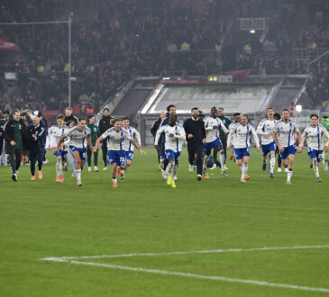 Schalkes Spieler starten mit Trainer Miron Muslic FC Schalke 04, mi., den Jubellauf zu den Fans 05.12.2025, Fussball 2. Bundesliga, Saison 2025/2026, 15. Spieltag, Fortuna D¸sseldorf - FC Schalke 04 DFL regulations prohibit any use of photographs as image sequences and/or quasi-video Duesseldorf Nordrhein Westfalen Deutschland *** Schalkes players start with coach Miron Muslic FC Schalke 04 , mi , the jubilation run to the fans 05 12 2025, Football 2 Bundesliga, Season 2025 2026, 15 Matchday, Fortuna D¸sseldorf FC Schalke 04 DFL regulations prohibit any use of photographs as image sequences and or quasi video Duesseldorf Nordrhein Westfalen Germany Team2