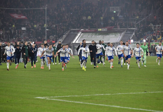 Schalkes Spieler starten mit Trainer Miron Muslic FC Schalke 04, mi., den Jubellauf zu den Fans 05.12.2025, Fussball 2. Bundesliga, Saison 2025/2026, 15. Spieltag, Fortuna D¸sseldorf - FC Schalke 04 DFL regulations prohibit any use of photographs as image sequences and/or quasi-video Duesseldorf Nordrhein Westfalen Deutschland *** Schalkes players start with coach Miron Muslic FC Schalke 04 , mi , the jubilation run to the fans 05 12 2025, Football 2 Bundesliga, Season 2025 2026, 15 Matchday, Fortuna D¸sseldorf FC Schalke 04 DFL regulations prohibit any use of photographs as image sequences and or quasi video Duesseldorf Nordrhein Westfalen Germany Team2