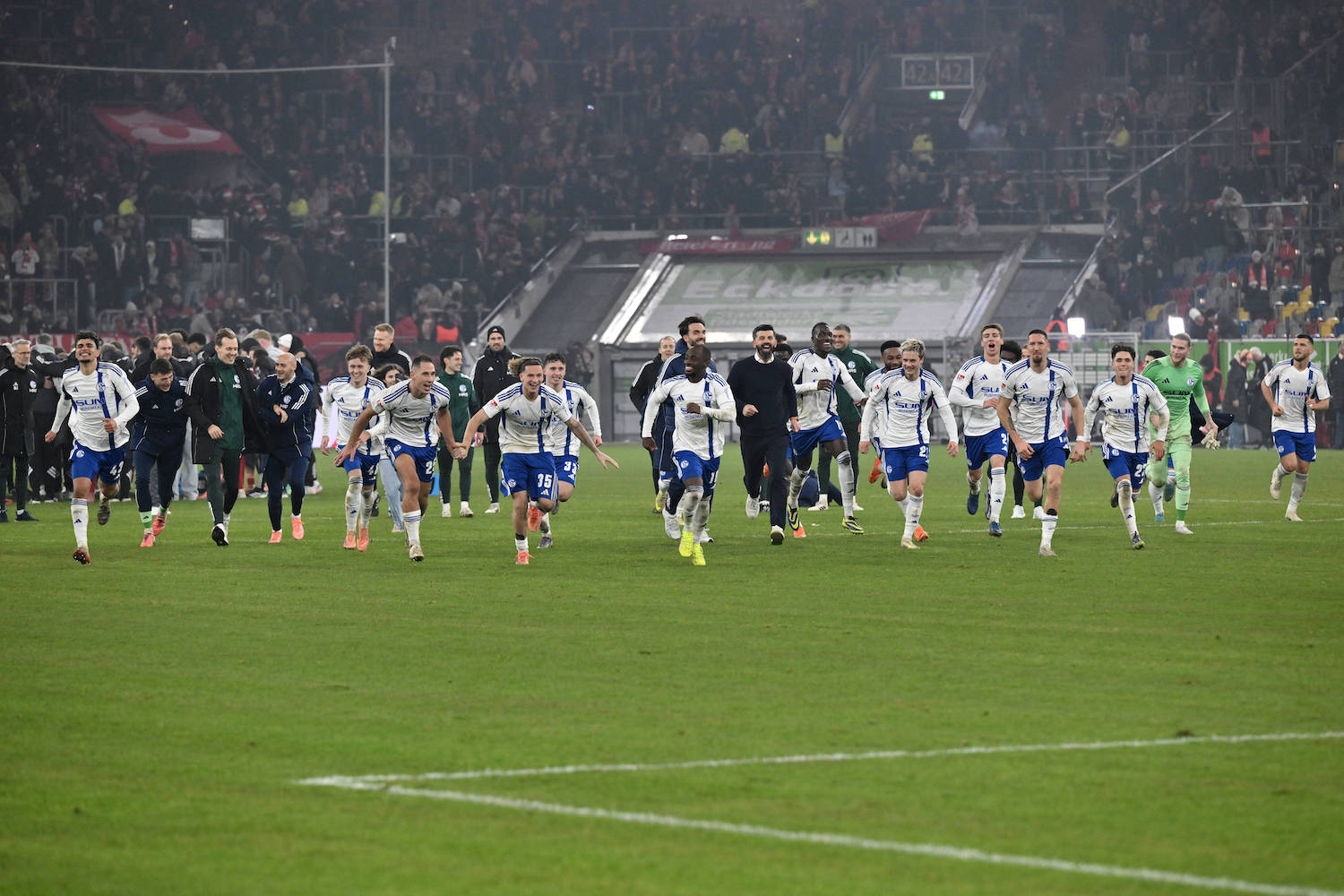 Schalkes Spieler starten mit Trainer Miron Muslic FC Schalke 04, mi., den Jubellauf zu den Fans 05.12.2025, Fussball 2. Bundesliga, Saison 2025/2026, 15. Spieltag, Fortuna D¸sseldorf - FC Schalke 04 DFL regulations prohibit any use of photographs as image sequences and/or quasi-video Duesseldorf Nordrhein Westfalen Deutschland *** Schalkes players start with coach Miron Muslic FC Schalke 04 , mi , the jubilation run to the fans 05 12 2025, Football 2 Bundesliga, Season 2025 2026, 15 Matchday, Fortuna D¸sseldorf FC Schalke 04 DFL regulations prohibit any use of photographs as image sequences and or quasi video Duesseldorf Nordrhein Westfalen Germany Team2