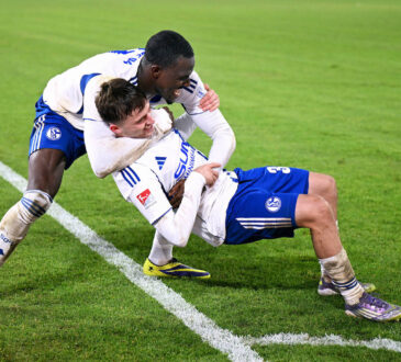 Fussball, 2. Bundesliga, Deutschland, Herren, Saison 2025/2026, 15. Spieltag, Merkur-Spiel-Arena D¸sseldorf, Fortuna D¸sseldorf - FC Schalke 04 0:2 Schlussjubel Bryan Lasme S04 und Vitalie Becker S04. Jubel, Freude, Aktion. *** Football, 2 Bundesliga, Germany, Men, Season 2025 2026, Matchday 15, Merkur Spiel Arena D¸sseldorf, Fortuna D¸sseldorf FC Schalke 04 0 2 Final cheer Bryan Lasme S04 and Vitalie Becker S04 Cheers, joy, action