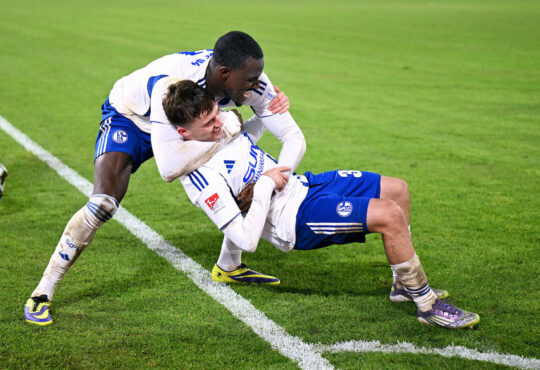 Fussball, 2. Bundesliga, Deutschland, Herren, Saison 2025/2026, 15. Spieltag, Merkur-Spiel-Arena D¸sseldorf, Fortuna D¸sseldorf - FC Schalke 04 0:2 Schlussjubel Bryan Lasme S04 und Vitalie Becker S04. Jubel, Freude, Aktion. *** Football, 2 Bundesliga, Germany, Men, Season 2025 2026, Matchday 15, Merkur Spiel Arena D¸sseldorf, Fortuna D¸sseldorf FC Schalke 04 0 2 Final cheer Bryan Lasme S04 and Vitalie Becker S04 Cheers, joy, action