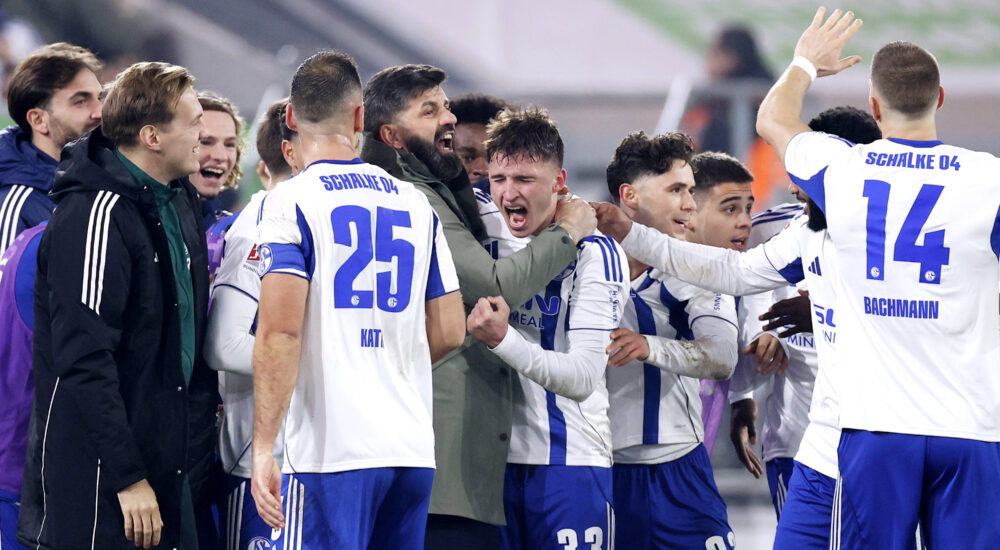 BECKER Vitalie Team FC Schalke 04 jubelt nach seinem Tor zum 0 : 2 mit Trainer MUSLIC Miron