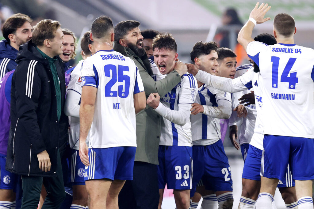 BECKER Vitalie Team FC Schalke 04 jubelt nach seinem Tor zum 0 : 2 mit Trainer MUSLIC Miron