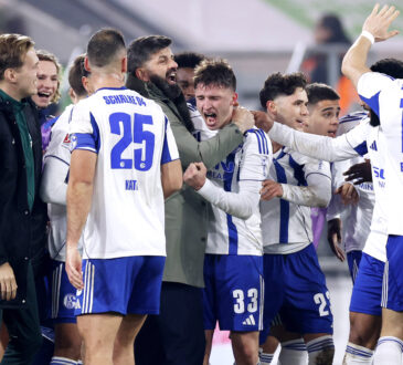 BECKER Vitalie Team FC Schalke 04 jubelt nach seinem Tor zum 0 : 2 mit Trainer MUSLIC Miron