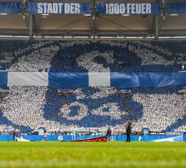 Die Schalke Fans in der Nordkurve mit einer Freundschaft Choreo
