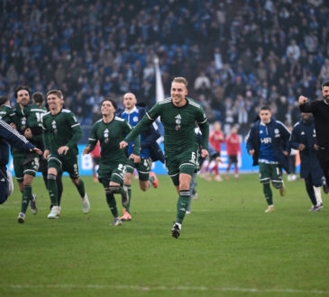 Trainer Miron Muslic FC Schalke 04, Timo Becker FC Schalke 04, vorne v.re. feiern mit den Mitspielern den Sieg
