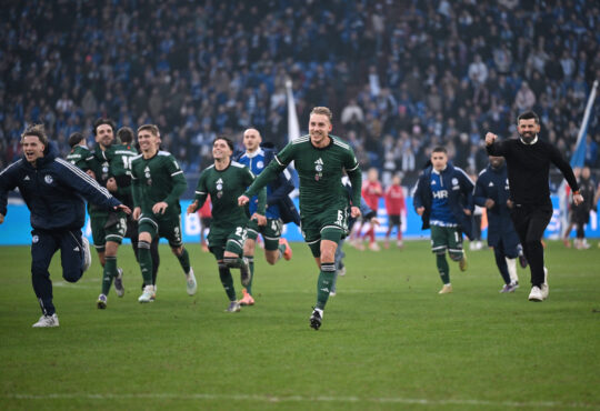 Trainer Miron Muslic FC Schalke 04, Timo Becker FC Schalke 04, vorne v.re. feiern mit den Mitspielern den Sieg