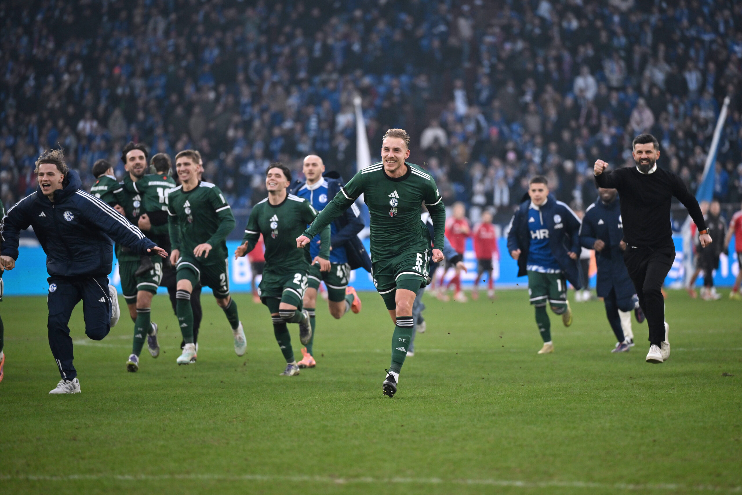 Trainer Miron Muslic FC Schalke 04, Timo Becker FC Schalke 04, vorne v.re. feiern mit den Mitspielern den Sieg
