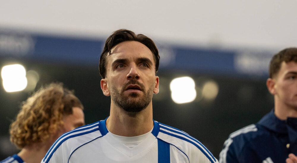 Deutschland, Fussball, 2. Bundesliga, 17.Spieltag 2025 2026: Eintracht Braunschweig - Schalke 04 am 21.12. in Braunschweig Eintracht-Stadion: Kenan Karaman FC Schalke 04 19 nach dem Spiel vor der Schalker Kurve. *** Germany, Soccer, 2 Bundesliga, Matchday 17 2025 2026 Eintracht Braunschweig Schalke 04 on 21 12 in Braunschweig Eintracht Stadion Kenan Karaman FC Schalke 04 19 after the match in front of the Schalke Curve Copyright: xSvenxHeidmannx