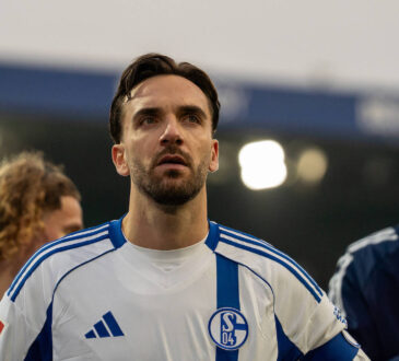 Deutschland, Fussball, 2. Bundesliga, 17.Spieltag 2025 2026: Eintracht Braunschweig - Schalke 04 am 21.12. in Braunschweig Eintracht-Stadion: Kenan Karaman FC Schalke 04 19 nach dem Spiel vor der Schalker Kurve. *** Germany, Soccer, 2 Bundesliga, Matchday 17 2025 2026 Eintracht Braunschweig Schalke 04 on 21 12 in Braunschweig Eintracht Stadion Kenan Karaman FC Schalke 04 19 after the match in front of the Schalke Curve Copyright: xSvenxHeidmannx