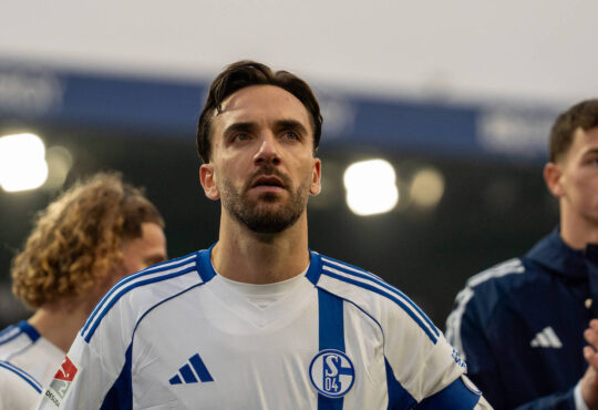 Deutschland, Fussball, 2. Bundesliga, 17.Spieltag 2025 2026: Eintracht Braunschweig - Schalke 04 am 21.12. in Braunschweig Eintracht-Stadion: Kenan Karaman FC Schalke 04 19 nach dem Spiel vor der Schalker Kurve. *** Germany, Soccer, 2 Bundesliga, Matchday 17 2025 2026 Eintracht Braunschweig Schalke 04 on 21 12 in Braunschweig Eintracht Stadion Kenan Karaman FC Schalke 04 19 after the match in front of the Schalke Curve Copyright: xSvenxHeidmannx